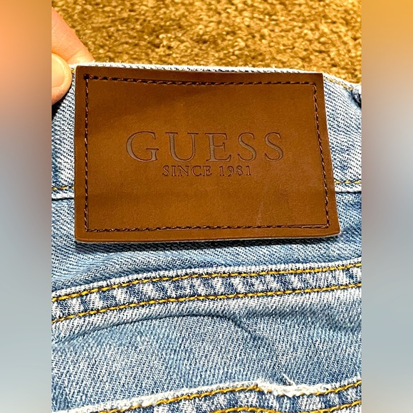 BEAUTIFUL PAIR OF GUESS LIGHT INDIGO WASH DISTRESSED DENIM JEAN SHORTS SIZE 33W! - Picture 8 of 16